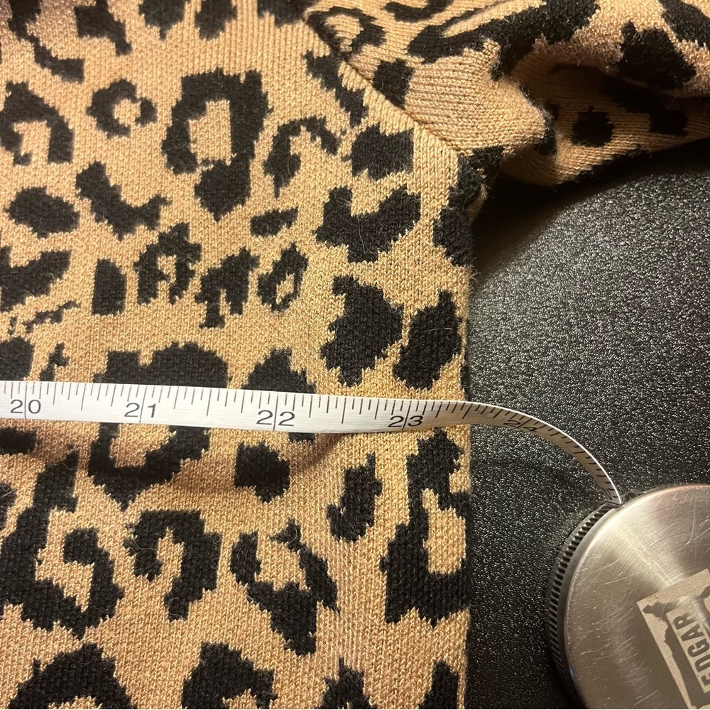 Funky women's XL tan leopard print cardigan w/ green trim - Picture 3 of 4